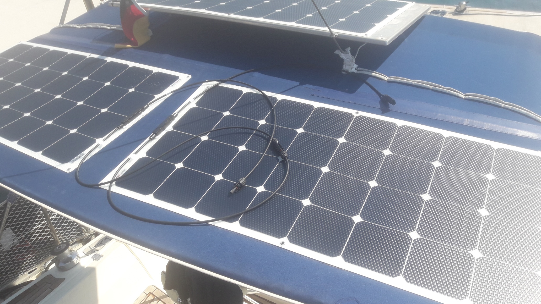 3x 110W Solarzellen auf dem Bimini